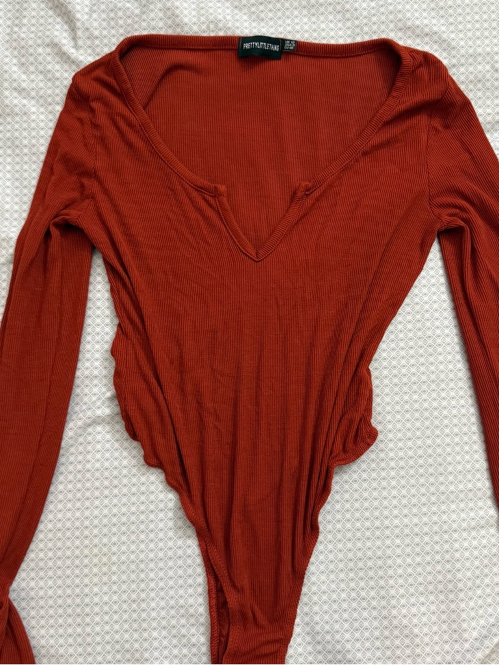 PrettyLittleThing Rust Ribbed Long-Sleeve V-Neck Bodysuit - US 8